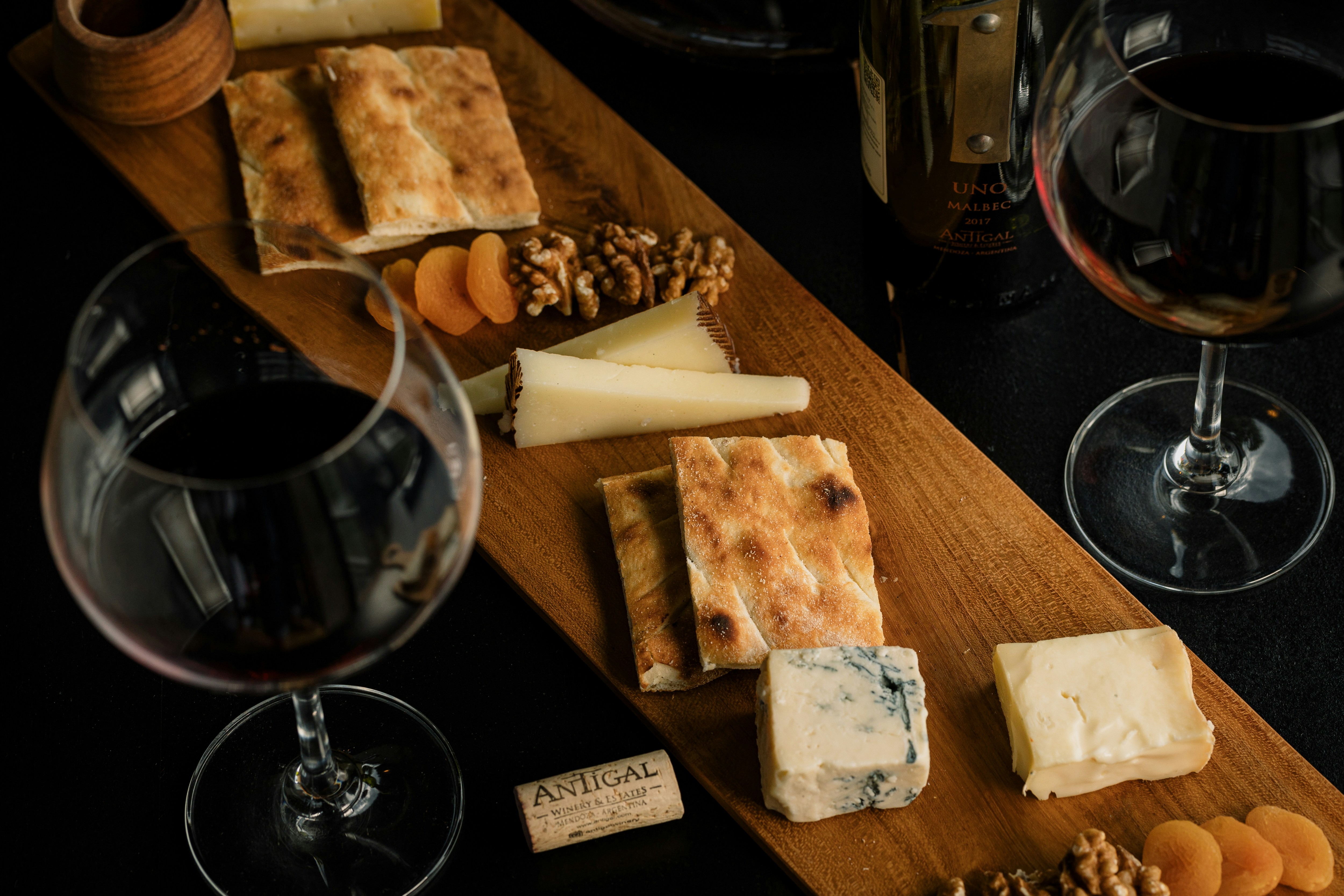 Happy hour de vinhos e queijos